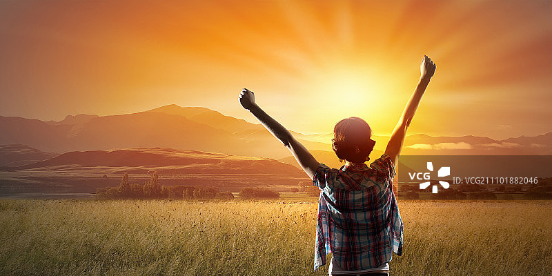 面对新的一天。快乐的女人的背景与手向上面对日出图片素材