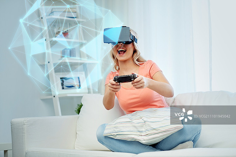 3d技术，增强现实，游戏，网络空间和人的概念-女人在头戴3d眼镜玩视频游戏与控制手柄在家里看虚拟投影低多边形形状图片素材
