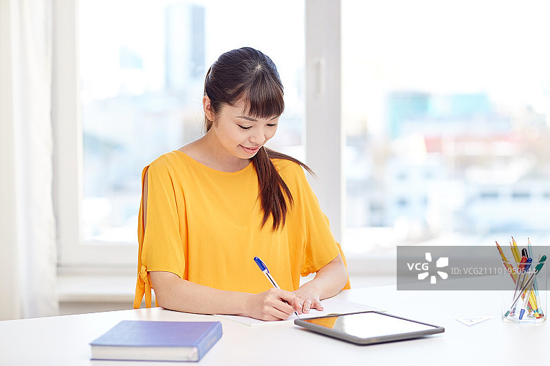 人，教育，高中和学习的概念-快乐的亚洲年轻女子学生平板电脑，书和笔记本写在家里图片素材