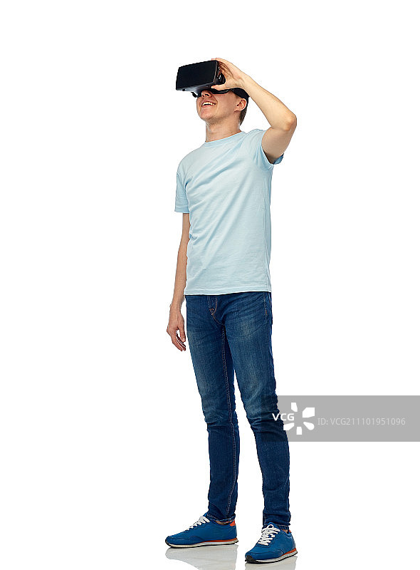 3d技术，虚拟现实，娱乐，网络空间和人的概念-快乐的年轻人与虚拟现实头盔或3d眼镜图片素材