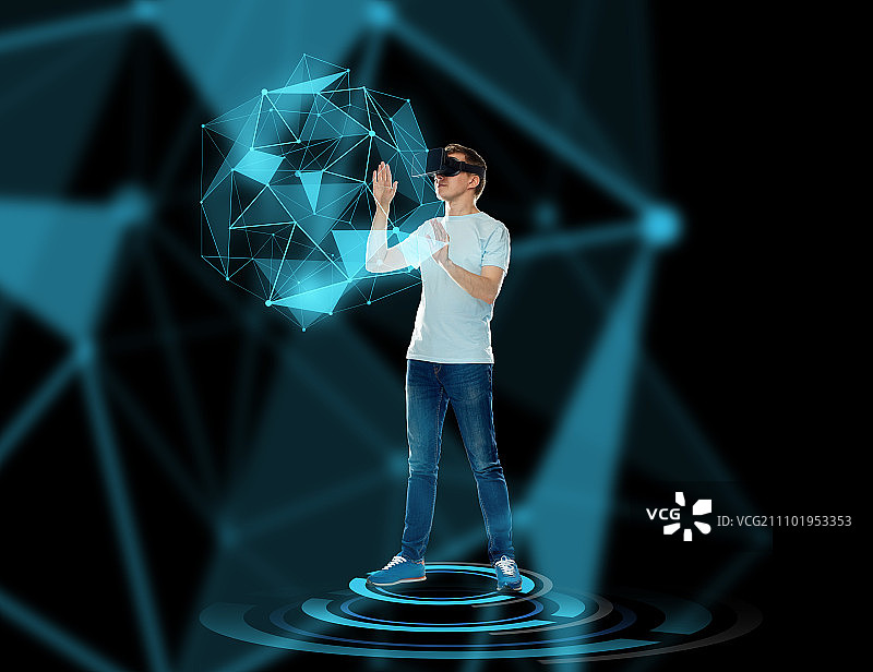 3d技术，增强现实，游戏，网络空间和人的概念-快乐的年轻人用虚拟现实头盔或3d眼镜玩游戏和触摸低多边形形状的全息图图片素材