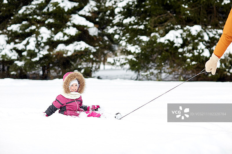童年，雪橇，时尚，季节和人的概念-快乐的小朋友在冬季户外骑雪橇图片素材