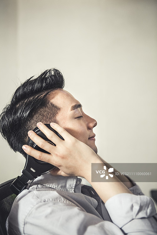 男人听耳机图片素材