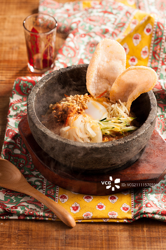 食材丰富的热气腾腾的石锅拌饭图片素材