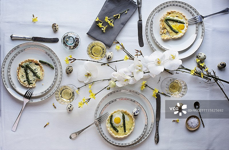 复活节餐桌上的芦笋蛋饼和炸鹌鹑蛋图片素材