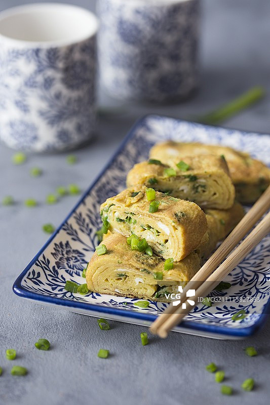 日式煎蛋(传统日式卷饼)配鲜韭菜图片素材