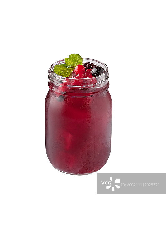 白色背景中装满红色莓汁冷饮的玻璃瓶图片素材