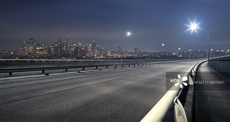 晨曦中的城市高速公路图片素材