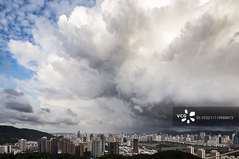 云景下的厦门城市天际线图片素材