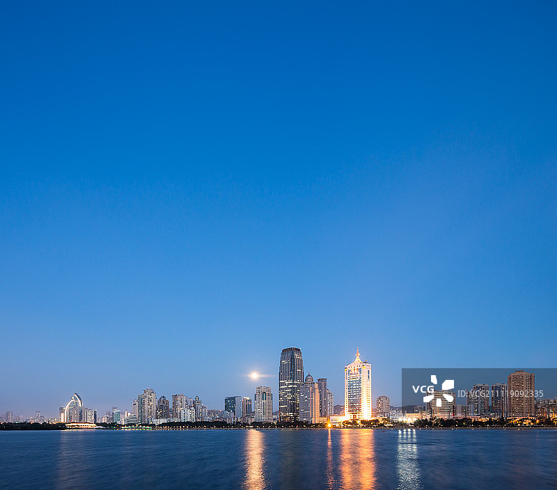 厦门旅游目的地筼筜湖天际线夜景图片素材