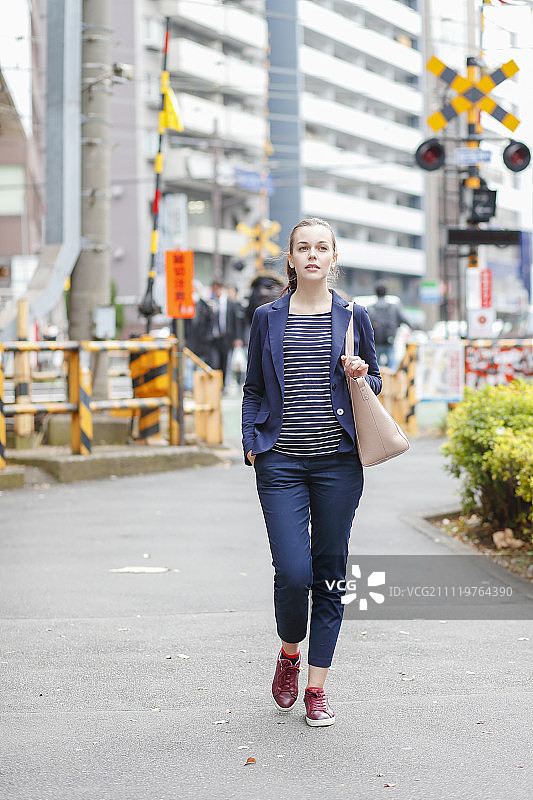 日本东京市区的白人妇女图片素材