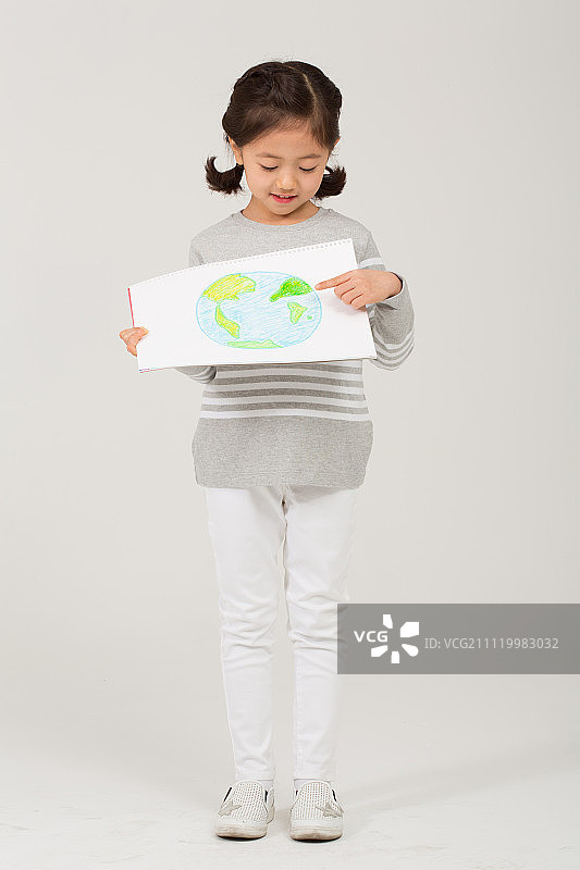 一个女孩展示她的照片，地球图片素材