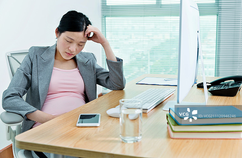 怀孕的商务女士在办公室感觉不舒服图片素材