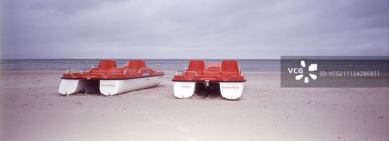 两艘红色和白色的划桨船在海滩上，斯特拉尔松，梅克伦堡- vorpommern，德国图片素材