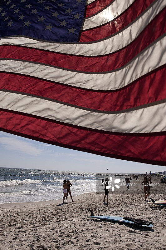 美国纽约海滩上飘扬的美国国旗图片素材