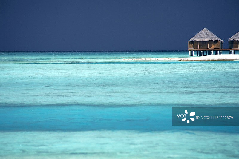Veliganduhuraa岛和马尔代夫海边的平房图片素材
