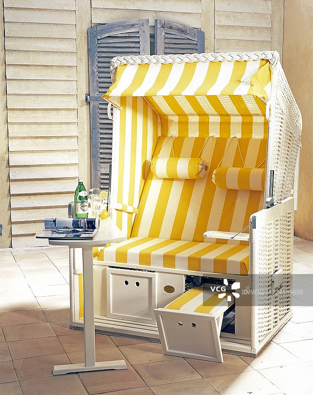 黄色和白色条纹沙滩椅与边桌图片素材