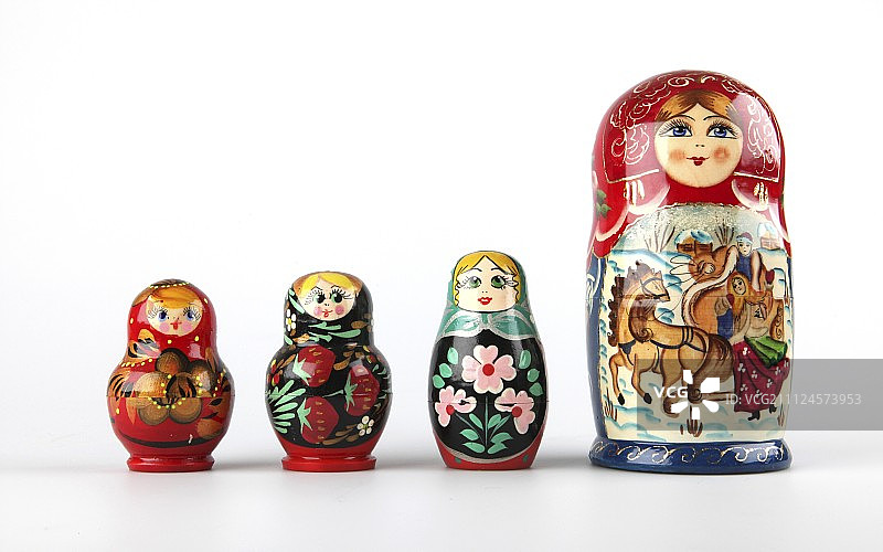 彩色的俄罗斯娃娃在白色的背景图片素材