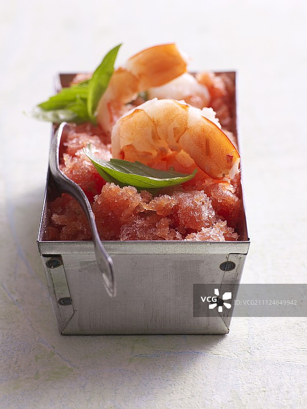 格兰尼塔番茄，杜松子酒和虾在钢容器图片素材