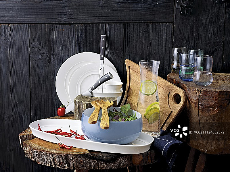 一碗蔬菜，罐子和玻璃杯放在木块上图片素材