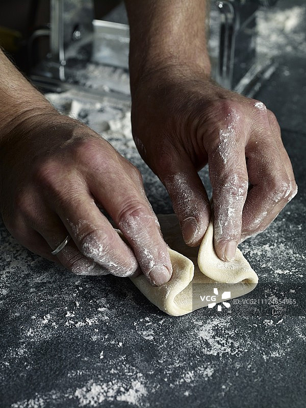 在准备意大利面时，面团被折叠的特写，第1步图片素材