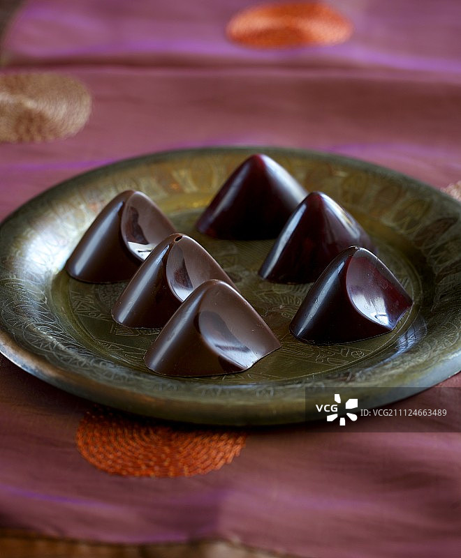 蜂蜜巧克力在最佳形状的盘子图片素材