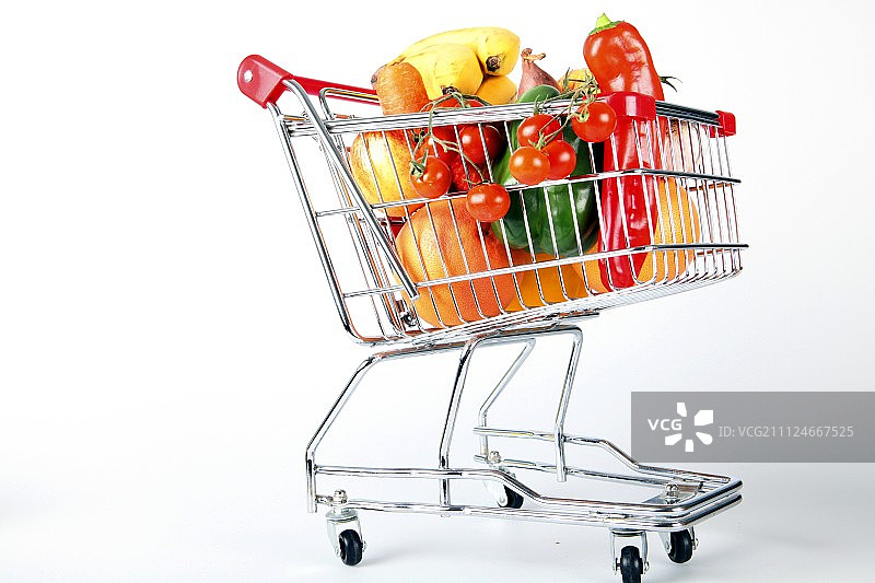 购物车与蔬菜和水果在白色的背景图片素材