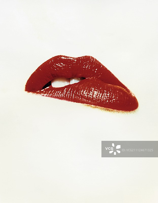 特写性感的嘴唇与红色的口红在白色的背景图片素材