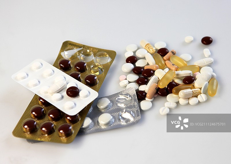 多种颜色的药片、胶囊和推进带的药物在白色的背景图片素材