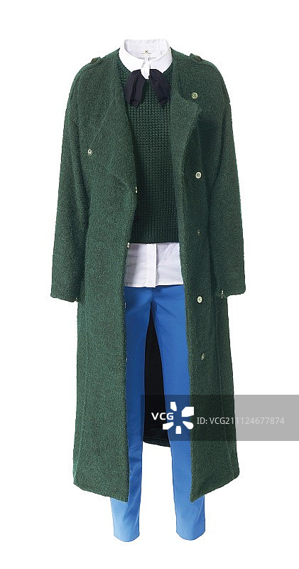 绿色毛衣和蓝色裤子，白色背景的绿色长风衣图片素材