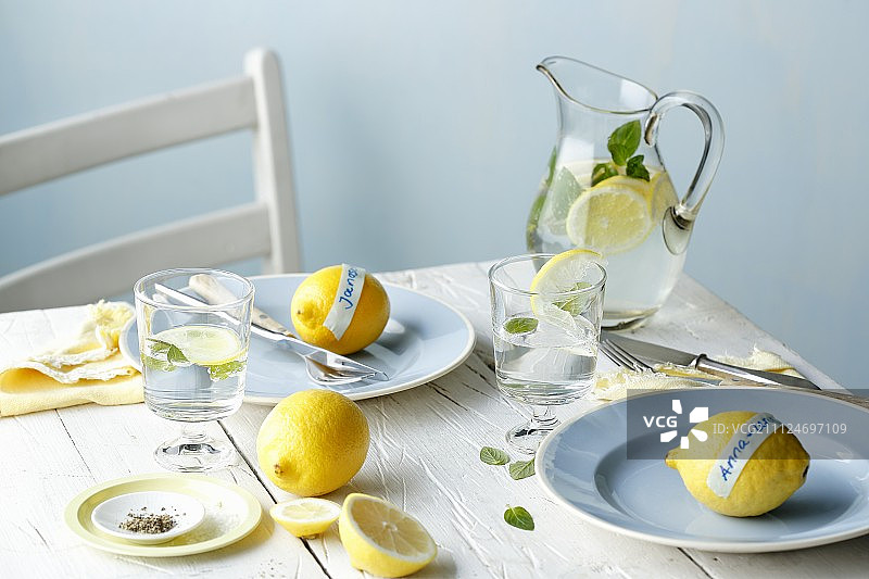 桌上摆着柠檬和柠檬水图片素材