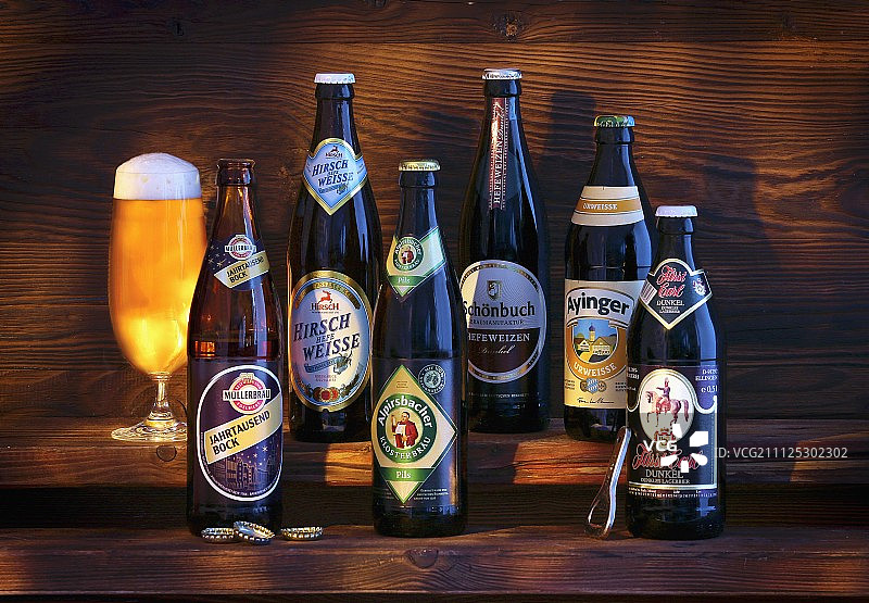 一杯啤酒和各种各样的啤酒图片素材