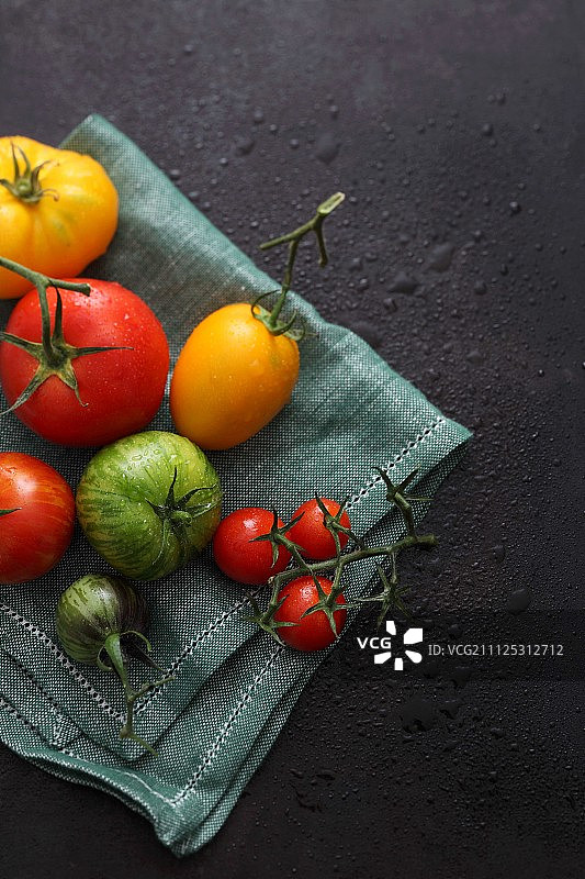 各种各样的西红柿躺在一块布上图片素材
