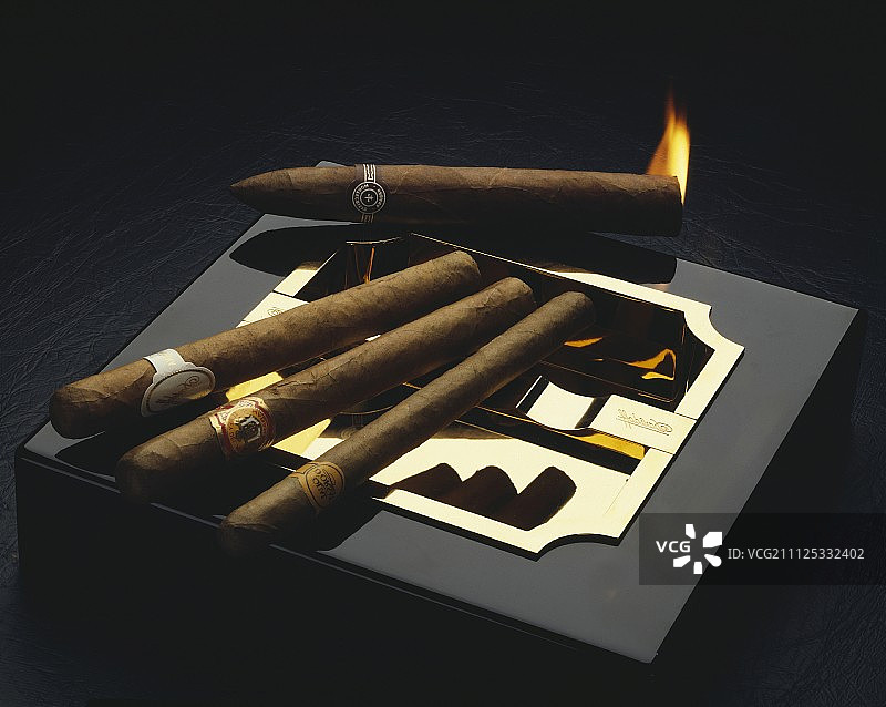 大卫杜夫的雪茄和烟灰缸图片素材