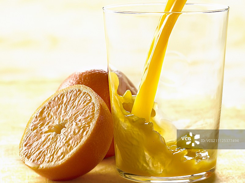 倒一杯橙汁图片素材