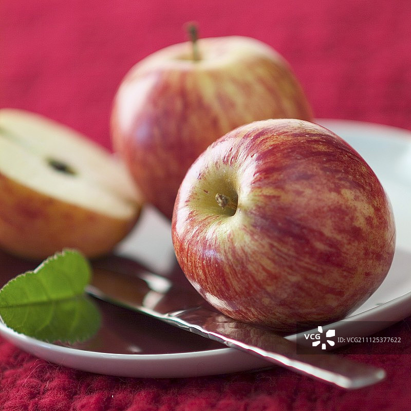 整个苹果和切片苹果用刀图片素材