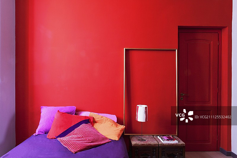 简单的装饰卧室，红色和紫色诱人的阴影图片素材