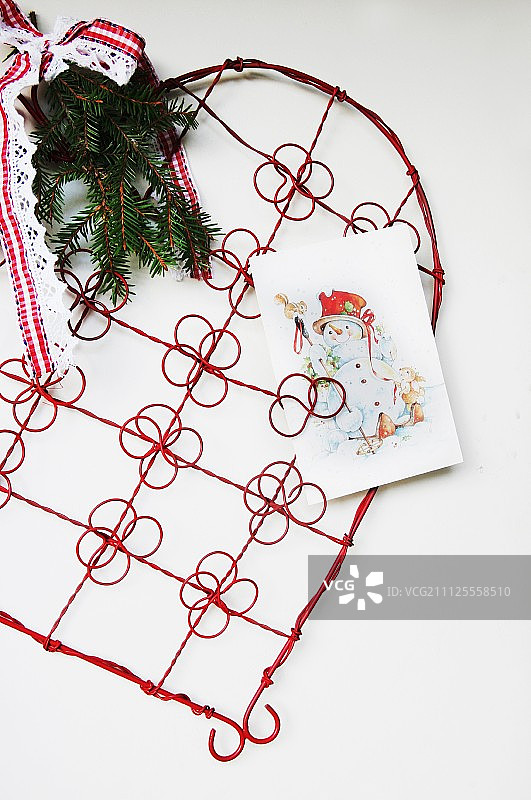 红色，金属丝装饰心与剪辑展示圣诞贺卡图片素材