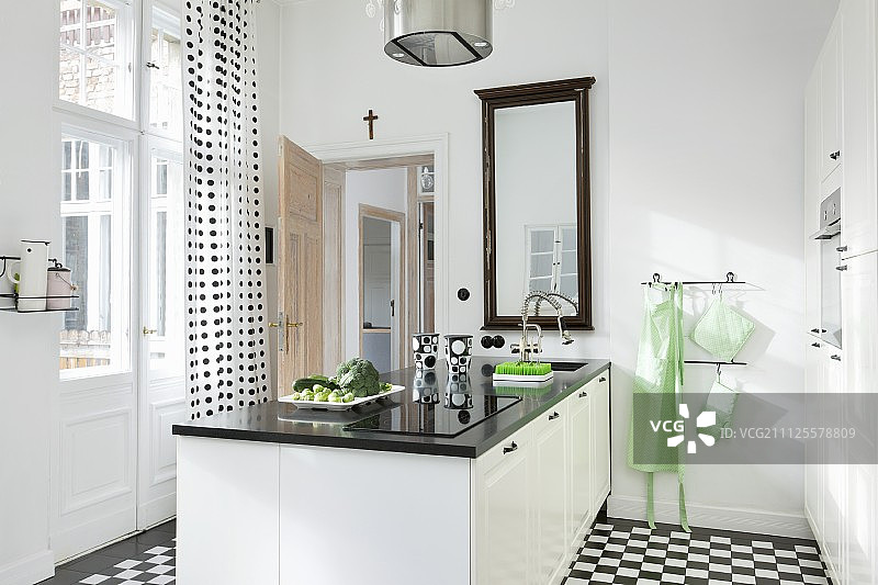 现代厨房的黑白配色和柔和的绿色口音图片素材