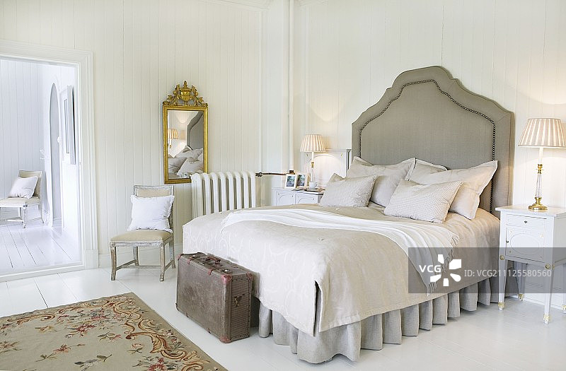 简陋别致的卧室在挪威庄园的房子与白色木镶板图片素材