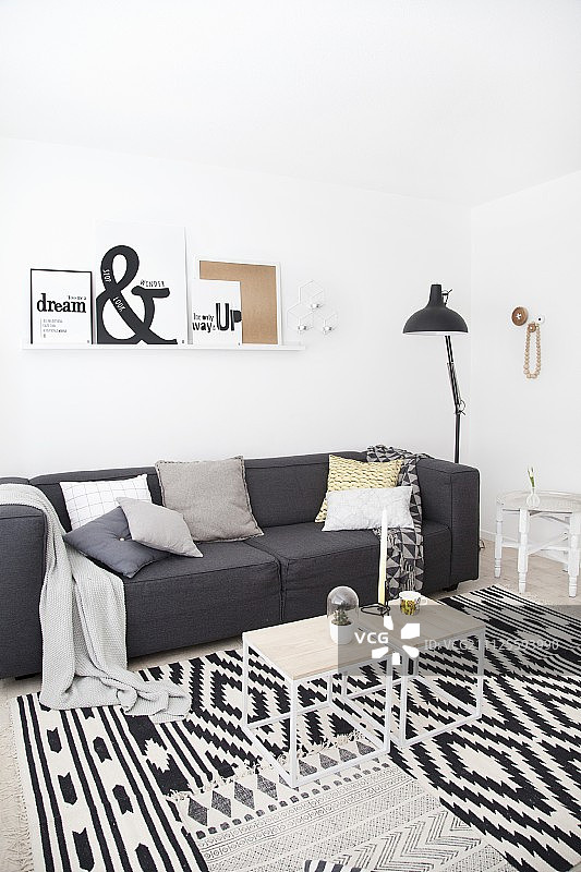 炭灰色沙发在现代单色客厅图片素材