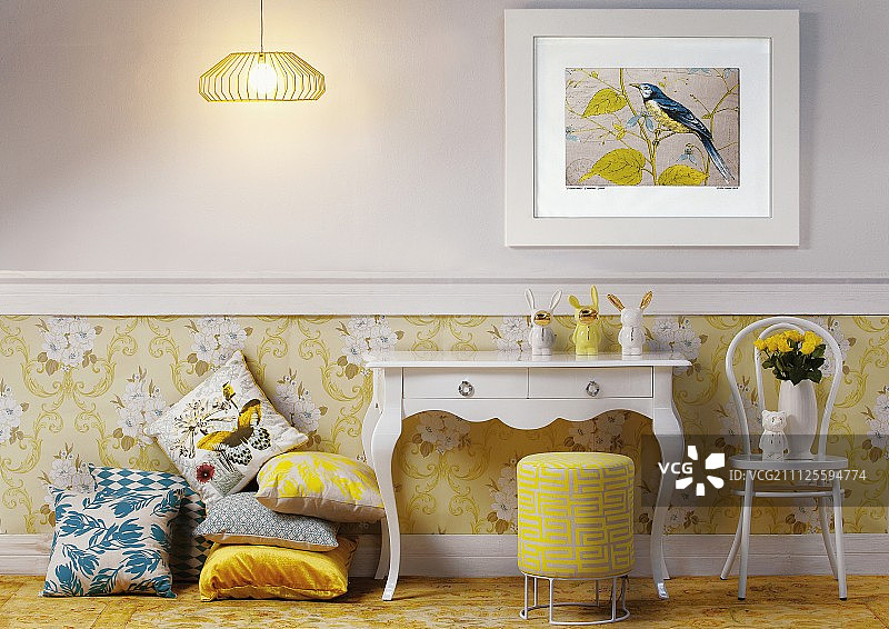白色的控制台桌子旁边的一堆垫子和托内椅子靠墙与黄色墙纸下护墙板栏杆图片素材