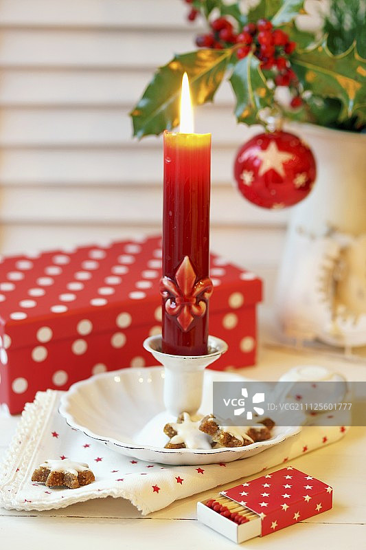 蜡烛台、桂皮饼干、火柴盒及礼品盒等，都是圣诞礼物图片素材
