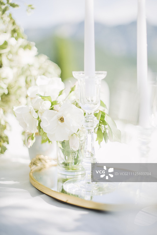 户外婚礼餐桌上的白色花朵和蜡烛(意大利拉韦洛)图片素材