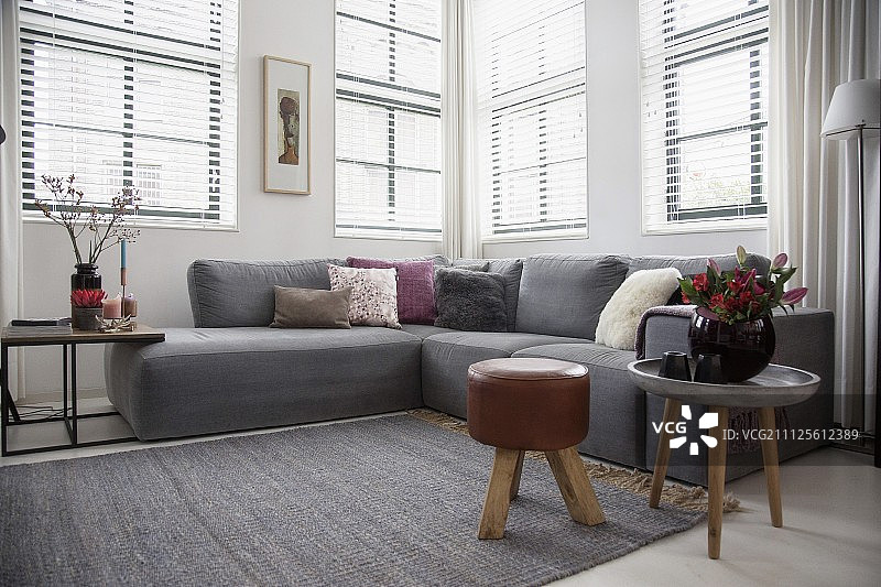 斯堪的纳维亚客厅的灰色沙发和边桌图片素材