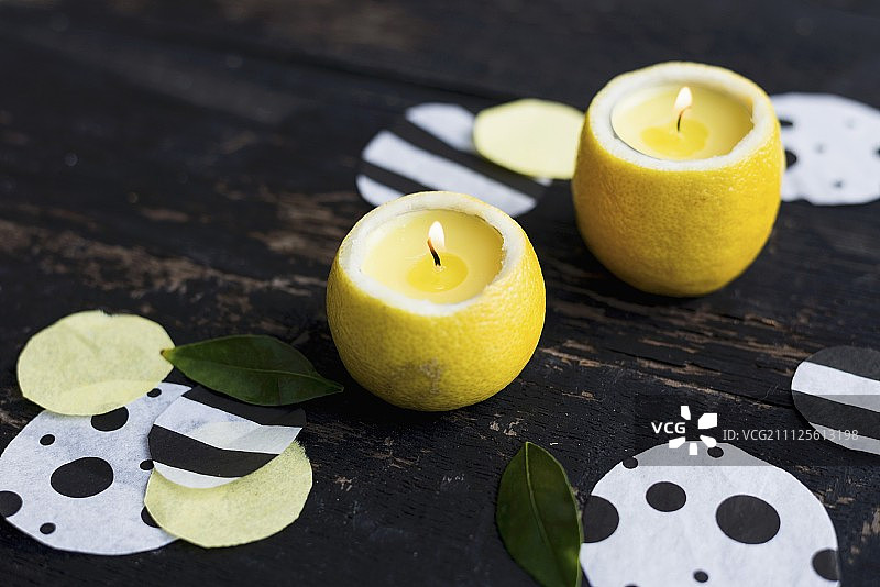 手工制作的柠檬烛台和五彩纸屑装饰桌子图片素材