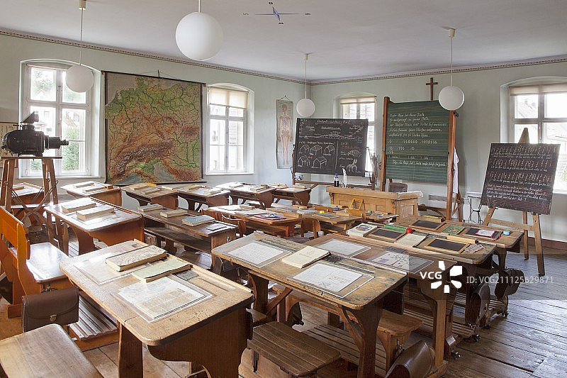 在乡村学校博物馆的老式教室里，旧课桌上的石板图片素材