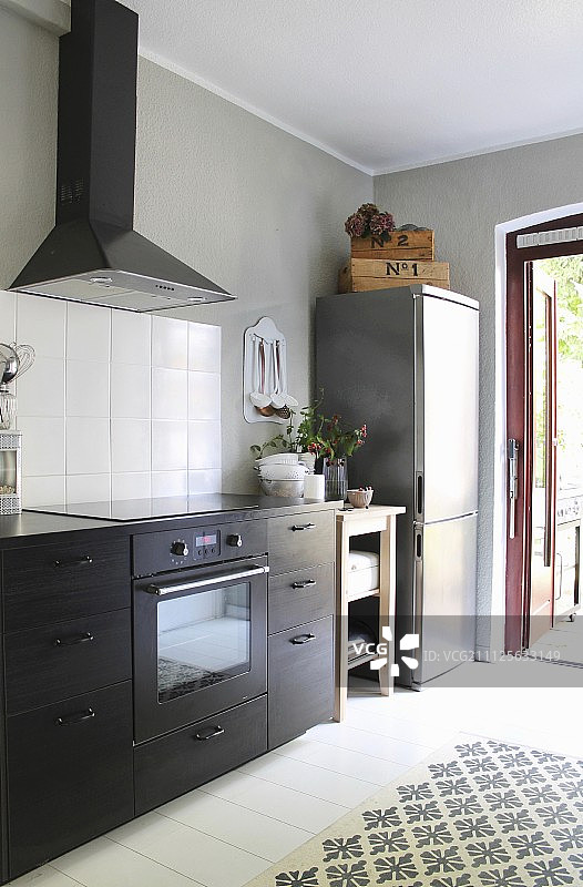 现代厨房黑色与复古配件图片素材