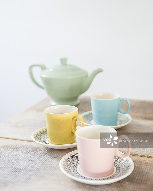 粉彩复古茶具放在质朴的木桌上图片素材