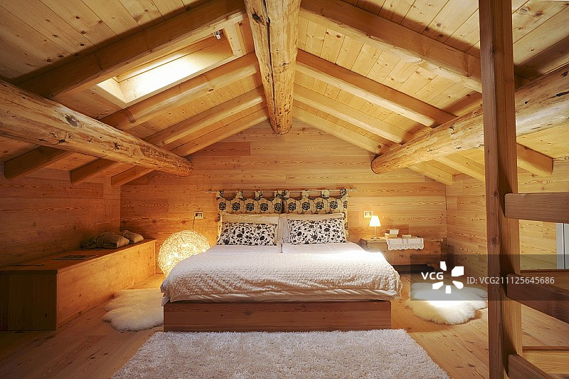 木屋的阁楼卧室图片素材